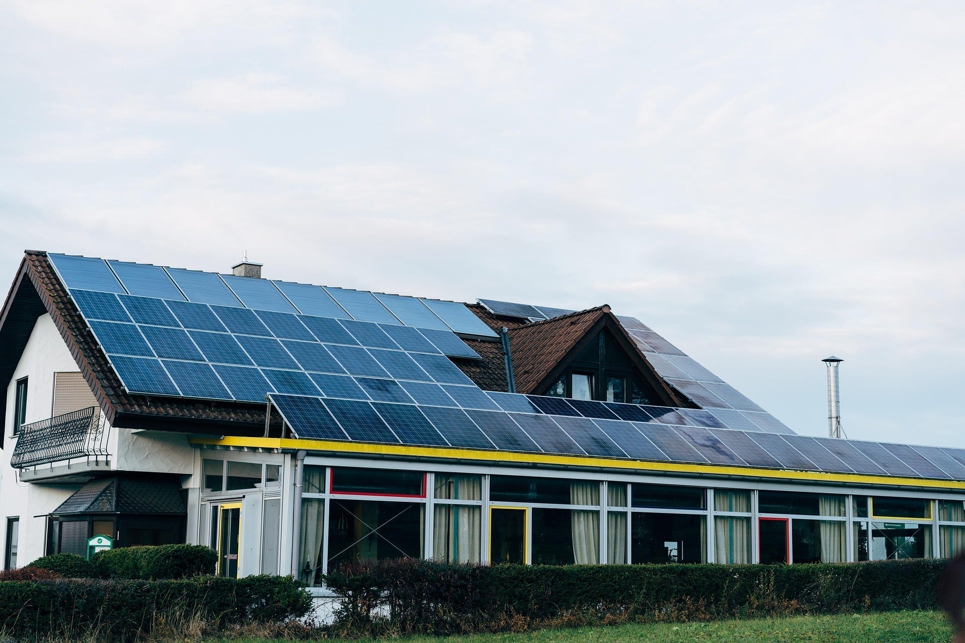 Jak wygląda codzienne życie z systemem off-grid w Polsce? (Praktyczny przewodnik dla domów i gospodarstw)